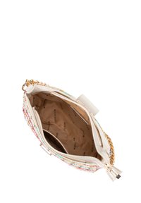 Borsa intrecciata con texture multicolore e catene dorate. Interno foderato in beige con logo stampato. Chiusura con zip.