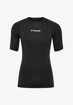 Czarna koszulka sportowa z krótkim rękawem wykonana z gładkiego materiału, z okrągłym dekoltem, dopasowanym krojem i małym białym logo na klatce piersiowej.