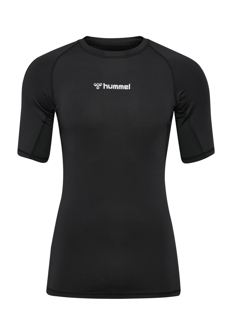 Svart kortärmad sporttröja av slät tyg, med rund halsringning, åtsittande design och en liten vit logotyp på bröstet.