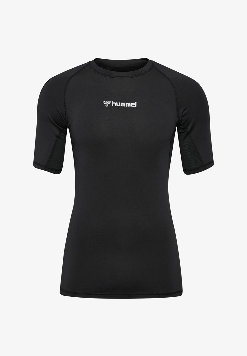 T-shirt de sport noir à manches courtes en tissu lisse, avec un col rond, une coupe ajustée et un petit logo blanc sur la poitrine.