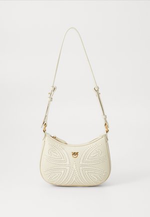 Saco de ombro creme com padrões florais perfurados e logótipo em tom dourado na frente, alça ajustável e fecho com zipper.