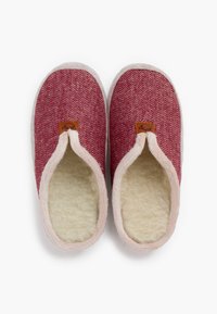 Červené pantofle se vzorem rybí kost, měkkou béžovou podšívkou a růžovým lemováním. Na přední straně se nachází malá logo nášivka. Uzavřený design s patou.