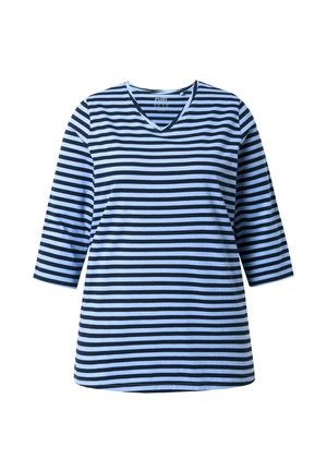 Gestreiftes V-Ausschnitt-T-Shirt mit Dreiviertelärmeln, das abwechselnd blaue und marineblaue Streifen aufweist. Weicher Stoff mit entspannter Passform.