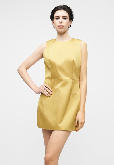 Vestido amarelo sem mangas feito de tecido liso, com corpete ajustado, costuras mínimas e bainha curta. Design simples e elegante.