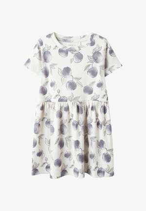 Kreminas kokvilnas kleita ar īsām piedurknēm un purpura augļu rakstu; tai ir savilktā josta un apaļa kakla izgriezuma forma, nodrošinot brīvu piegriezumu.