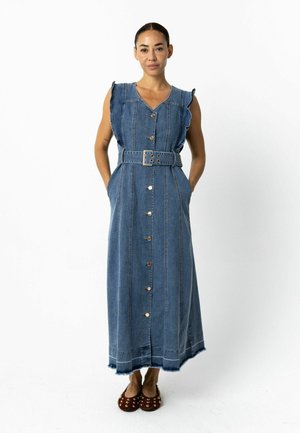 Długa sukienka dżinsowa z dekoltem w serek, falbanianymi rękawami, zapięciem na guziki i paskiem. Teksturowana tkanina, niebieski kolor, postrzępiony dół oraz boczne kieszenie.