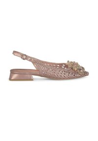 Chaussure slingback en or rose avec tige tissée, talon métallique bas et accents floraux décoratifs ; possède une sangle avec boucle ajustable.