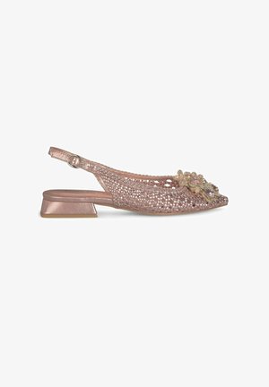 Slingback-Schuh in Roségold mit geflochtenem Obermaterial, niedrigem metallischen Absatz und dekorativen Blumenakzenten; verfügt über einen Riemen mit verstellbarem Schnallenverschluss.