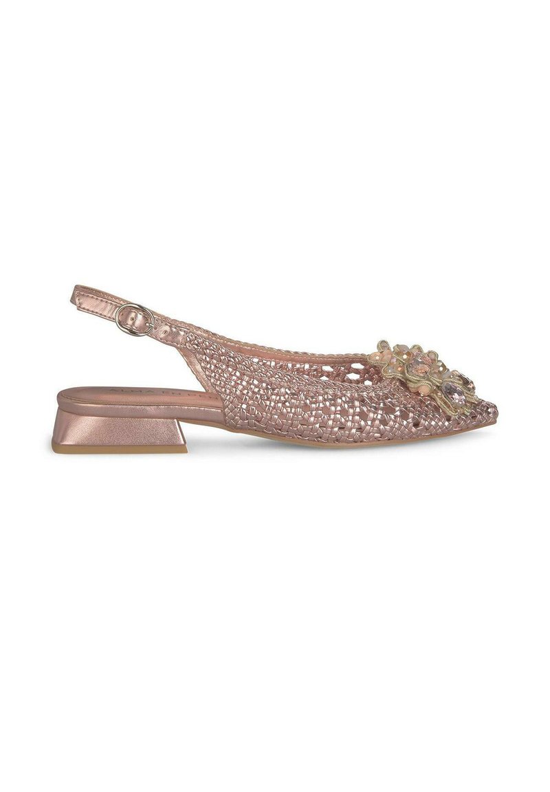 Chaussure slingback en or rose avec tige tissée, talon métallique bas et accents floraux décoratifs ; possède une sangle avec boucle ajustable.