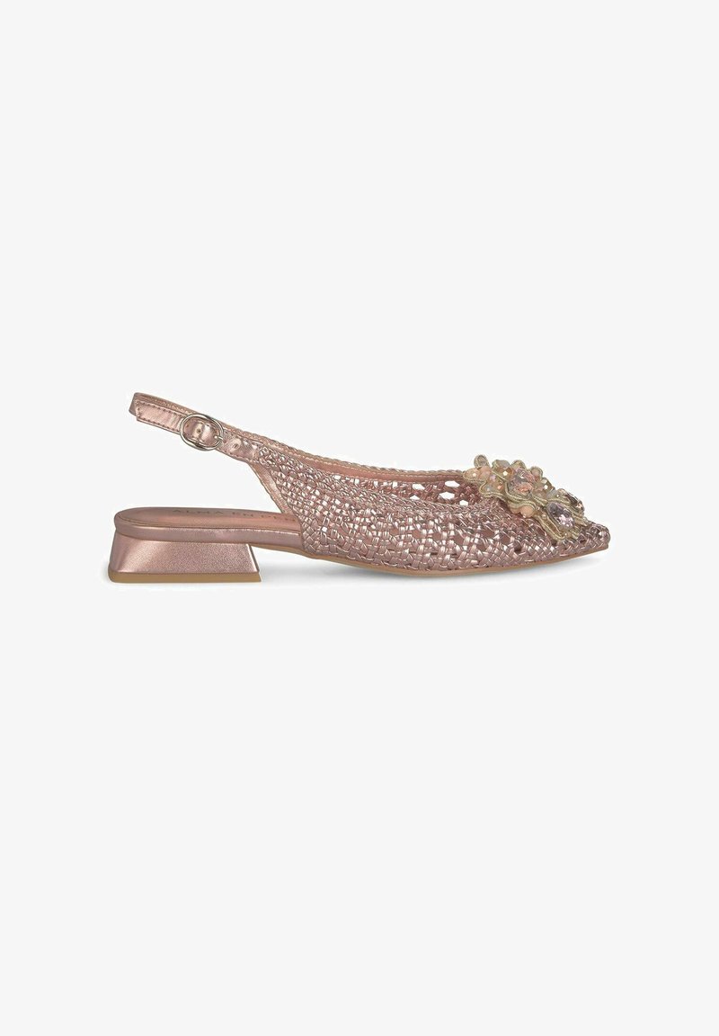 Chaussure slingback en or rose avec tige tissée, talon métallique bas et accents floraux décoratifs ; possède une sangle avec boucle ajustable.