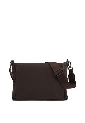 Donkerbruine rechthoekige crossbodytas met verstelbare schouderriem en metalen gespen op een witte achtergrond.