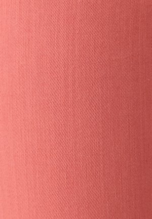 Getextureerde stof in zacht koraal, met een diagonaal weefpatroon. Het oppervlak lijkt glad met subtiele variaties in kleurintensiteit.