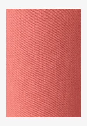 Getextureerde stof in zacht koraal, met een diagonaal weefpatroon. Het oppervlak lijkt glad met subtiele variaties in kleurintensiteit.