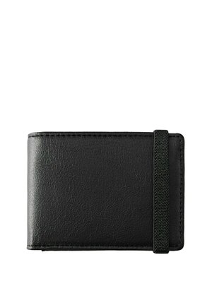 Portefeuille en cuir noir avec une surface texturée et un élastique noir enroulé autour, sur fond blanc.