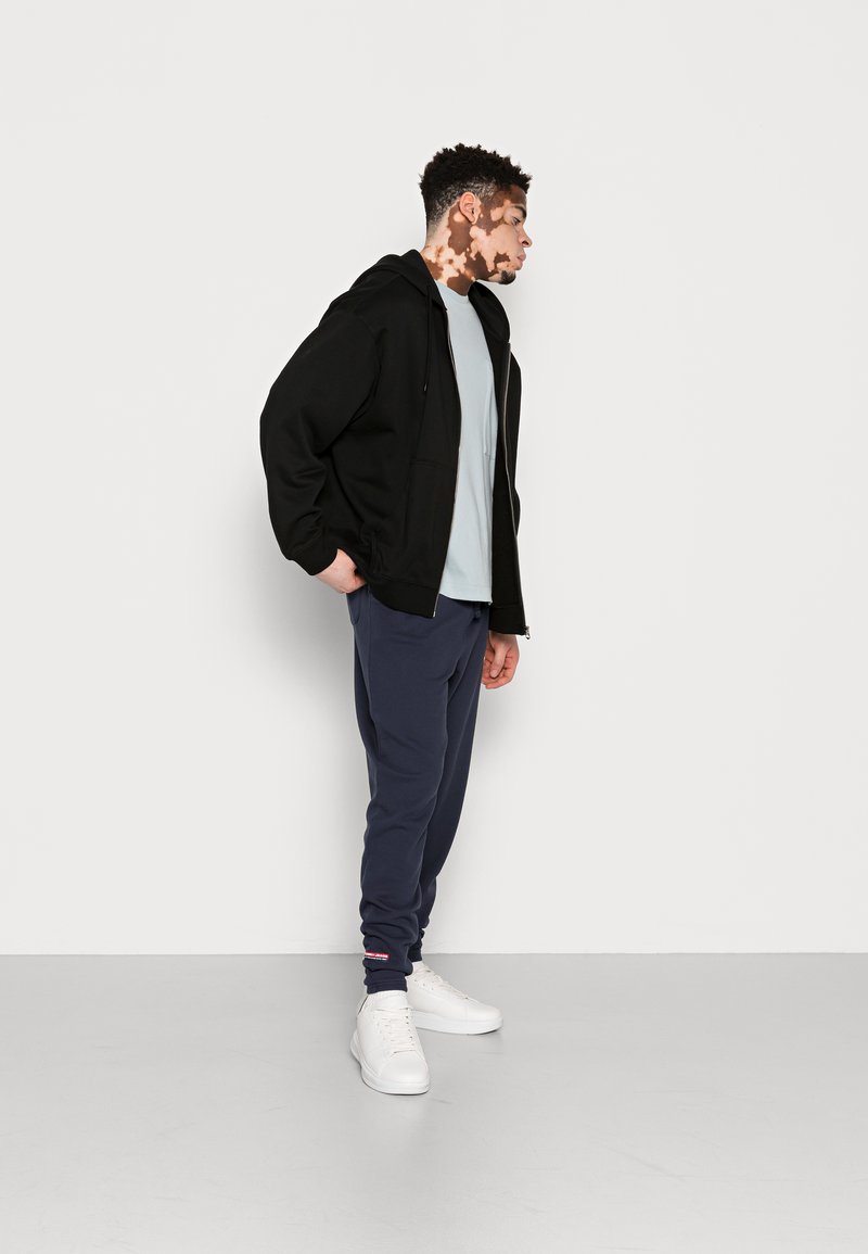 Tommy Jeans TJM COLLEGE ARCHIVE PANT - Teplákové kalhoty - twilight navy
