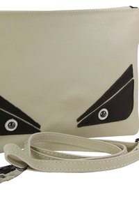 Lichtbeige leren tas met donkerbruine hoekige accenten, voorzien van zilverkleurige hardware, een ritssluiting en een verstelbare riem.