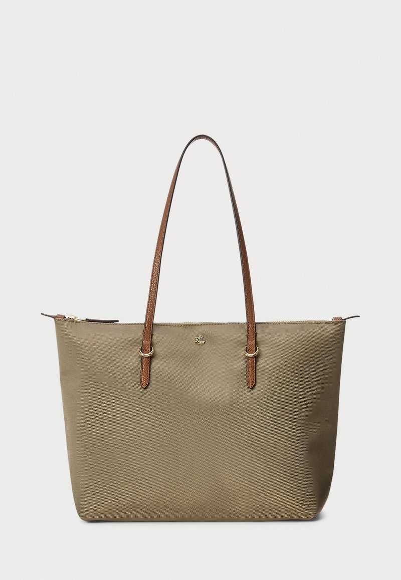 Tote väska i khakifärgad tyg med bruna läderhandtag. Har guldfärgad hårdvara och dragkedjestängning. Enkel design med en logotypdetalj.