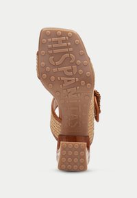 Hnědá tkaná sandála s texturovanou gumovou podrážkou. Obsahuje značku "HISPANITAS" a nízký blokový podpatek. Vyrobeno ve Španělsku. Velikost 37.