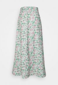 Jupe midi fluide avec une taille élastique. Présente un motif floral rose et vert sur fond blanc. Tissu léger.