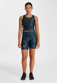 Blått och svart mönstrat träningsset med en kort linne och åtsittande shorts, tillverkat av mjukt, lätt material.