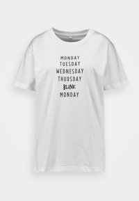 Witte katoenen T-shirt met verticale tekst: "MAANDAG, DINSDAG, WOENSDAG, DONDERDAG, KNIP, MAANDAG" in het zwart. Klassieke ronde halslijn en korte mouwen.