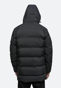 Sort pufferjakke med hætte, der har et quiltet design og en glat, blank overflade. Bagsiden viser tyk polstring og elastiske manchetter.
