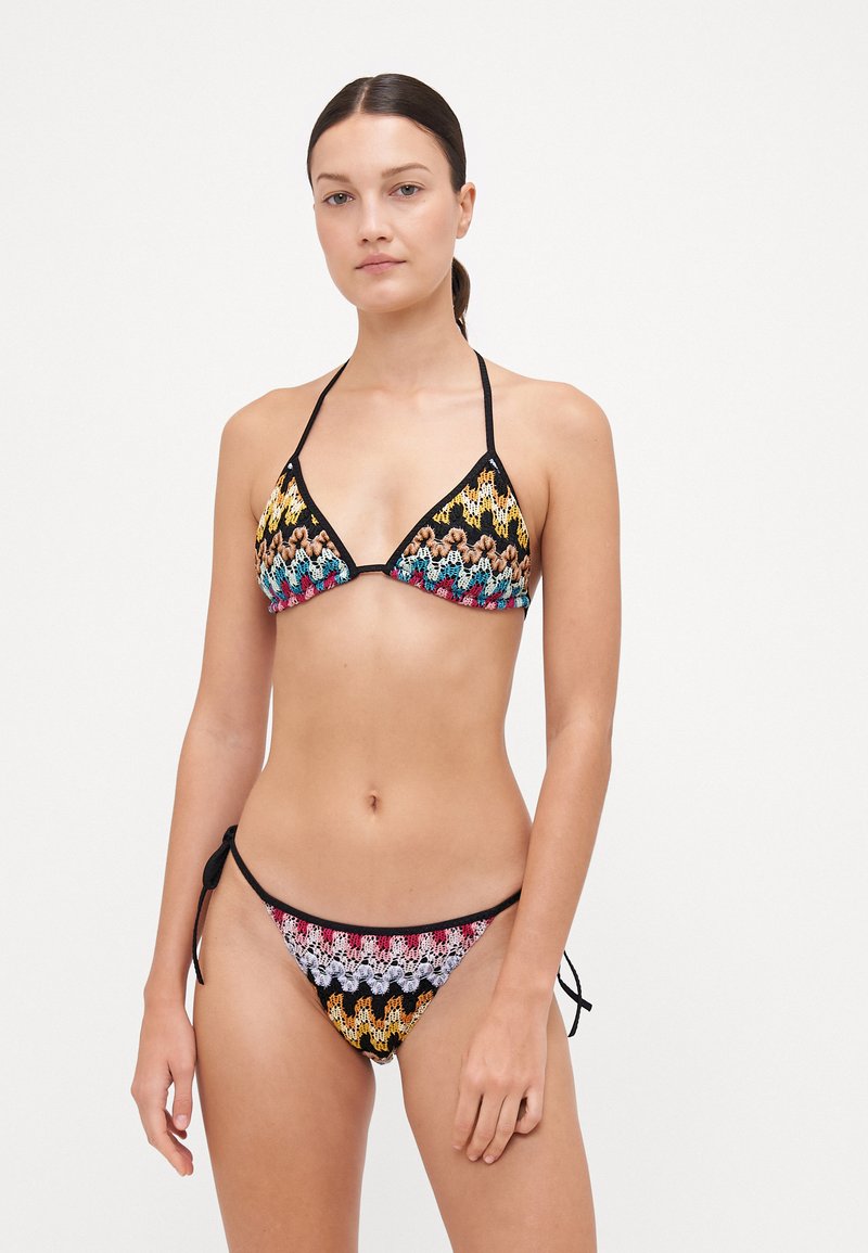 Dreieckiger Bikini im mehrfarbigen Häkel-Design mit schwarzen Akzenten. Das Oberteil hat verstellbare Träger und das Unterteil verfügt über seitliche Bindebänder.