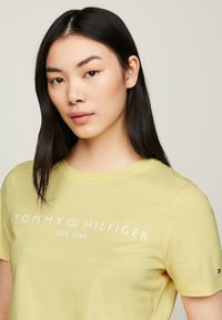 Tommy Hilfiger LOGO - Print T-shirt - lemon zest