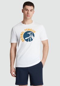Weißes Baumwoll-T-Shirt mit einem runden blauen Aufdruck, der einen stilisierten Pinguin und den Text "Original Penguin" in Orange zeigt. Kurzarm.