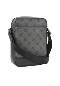 Borsa a tracolla con motivo nero e grigio, caratterizzata da un esterno strutturato, fondo liscio e tracolla regolabile. Design compatto e rettangolare.