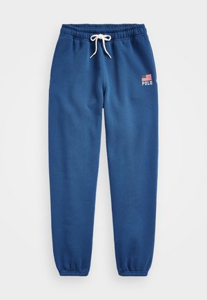 Blauwe joggingbroek met witte trekkoord tailleband, elastische boorden en kleine Amerikaanse vlag met "POLO" tekst op de linker dij.