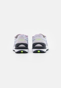 Nike Sportswear W NIKE WAFFLE ONE - Sapatilhas - football grey/light thistle/dark obsidian/white doll/ghost green