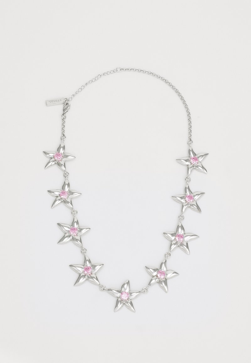 Silberne Halskette mit wechselnden sternförmigen Metallakzenten und rosanen Edelsteinen in der Mitte, verbunden durch eine zarte Kette.