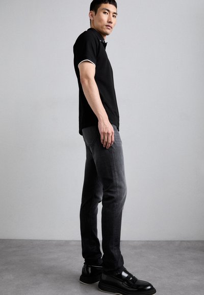 Emporio Armani Pieguloša piegriezuma džinsi - denim nero