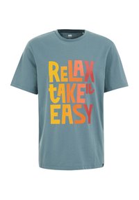 Teal színű pamut póló kerek nyakkal; jelmondata: "RELAX TAKE IT EASY" vastag sárga és piros betűkkel. Rövid ujjú, laza fazon.