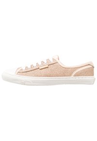 Zapatilla de lona de brillo rosa claro con cordones blancos y suela de goma. Diseño recto, punta redondeada y un sutil detalle texturizado en la parte superior.