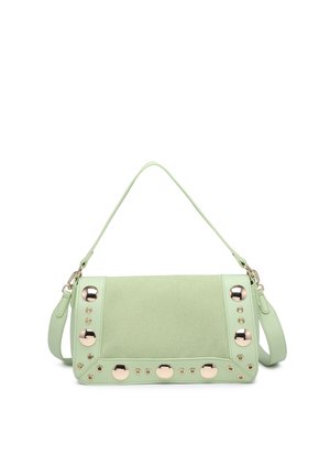 Sac à main rectangulaire vert clair avec une poignée supérieure et une sangle, décoré de gros clous ronds métalliques le long des bords.