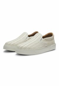 Slip-on skor med en vävd vit ovandel, en slät beige mockabak och en vit gummisula. Minimalistisk design utan synlig hårdvara.