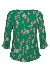 Blusa plissettata verde con motivo floreale in rosso e beige. Maniche a tre quarti con polsini arricciati. Collo rotondo, vestibilità ampia.