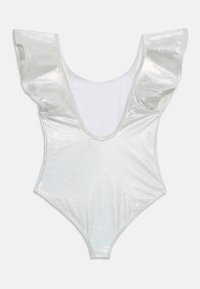 Λαμπερό ασημένιο ολόσωμο μαγιό με φαρδιές ραμμένες βολάν στους ώμους και λαιμόκοψη σε σχήμα scoop σε απλό φόντο.