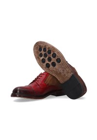 Braune und rote Lederschuhe mit Schnürdesign. Mit einer abgerundeten Zehenpartie, strukturiertem Obermaterial und gummibestückter Sohle für besseren Grip.