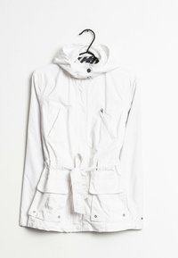 Vit lättviktsjacka med huva, justerbart midjeband och två framfickor med tryckknappar. Slät tyg med minimala design detaljer.
