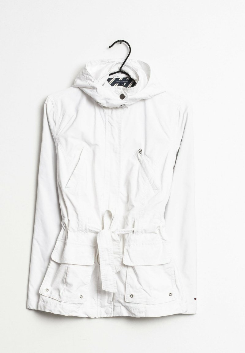 Vit lättviktsjacka med huva, justerbart midjeband och två framfickor med tryckknappar. Slät tyg med minimala design detaljer.