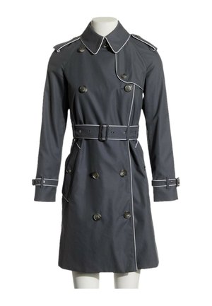 Trench-coat gris foncé à double boutonnage avec ceinture, épaulettes et passepoil blanc sur le col, les poignets et les coutures.