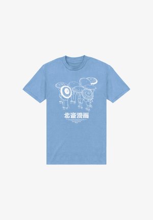 Modrá bavlněná tričko s bílou ilustrovanou grafikou postav pod kulatými klobouky a japonským textem níže. Krátké rukávy a design s kulatým výstřihem.