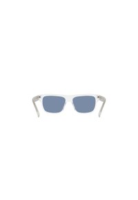 Occhiali da sole con montatura in plastica trasparente, forma rettangolare, lenti bluastre e aste trasparenti. Presentano un discreto dettaglio del logo sulla montatura.