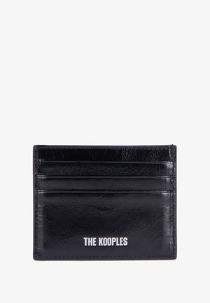 Schwarzes Leder-Kartenetui mit sechs Kartenfächern, glatter Oberfläche und geprägtem Logo-Text am Boden. Kompakte rechteckige Form.