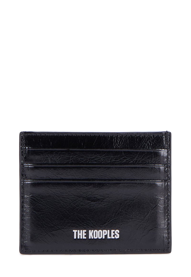 Zwarte leren kaartenhouder met zes kaartsleuven, een gladde textuur en reliëf logo tekst onderaan. Compact rechthoekig ontwerp.