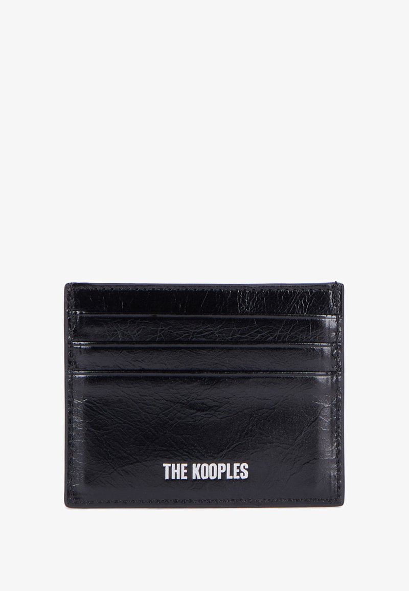 Zwarte leren kaartenhouder met zes kaartsleuven, een gladde textuur en reliëf logo tekst onderaan. Compact rechthoekig ontwerp.