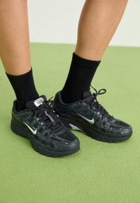NIKE P-6000 ND1 - Sportbačiai - off noir/silver-coloured